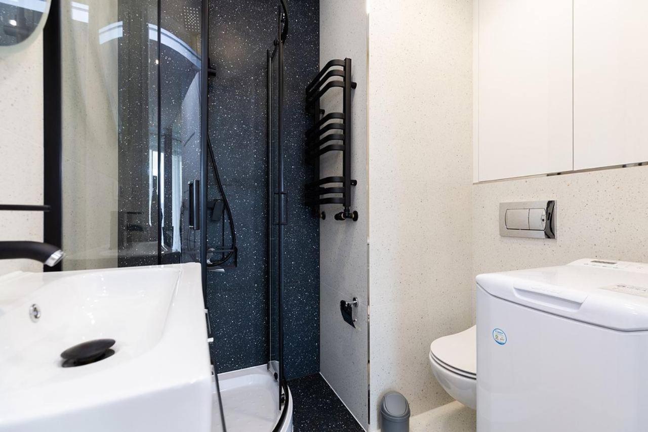 Easy & Comfortable, With Balcony, Very Close To The Center Warsaw Luaran gambar