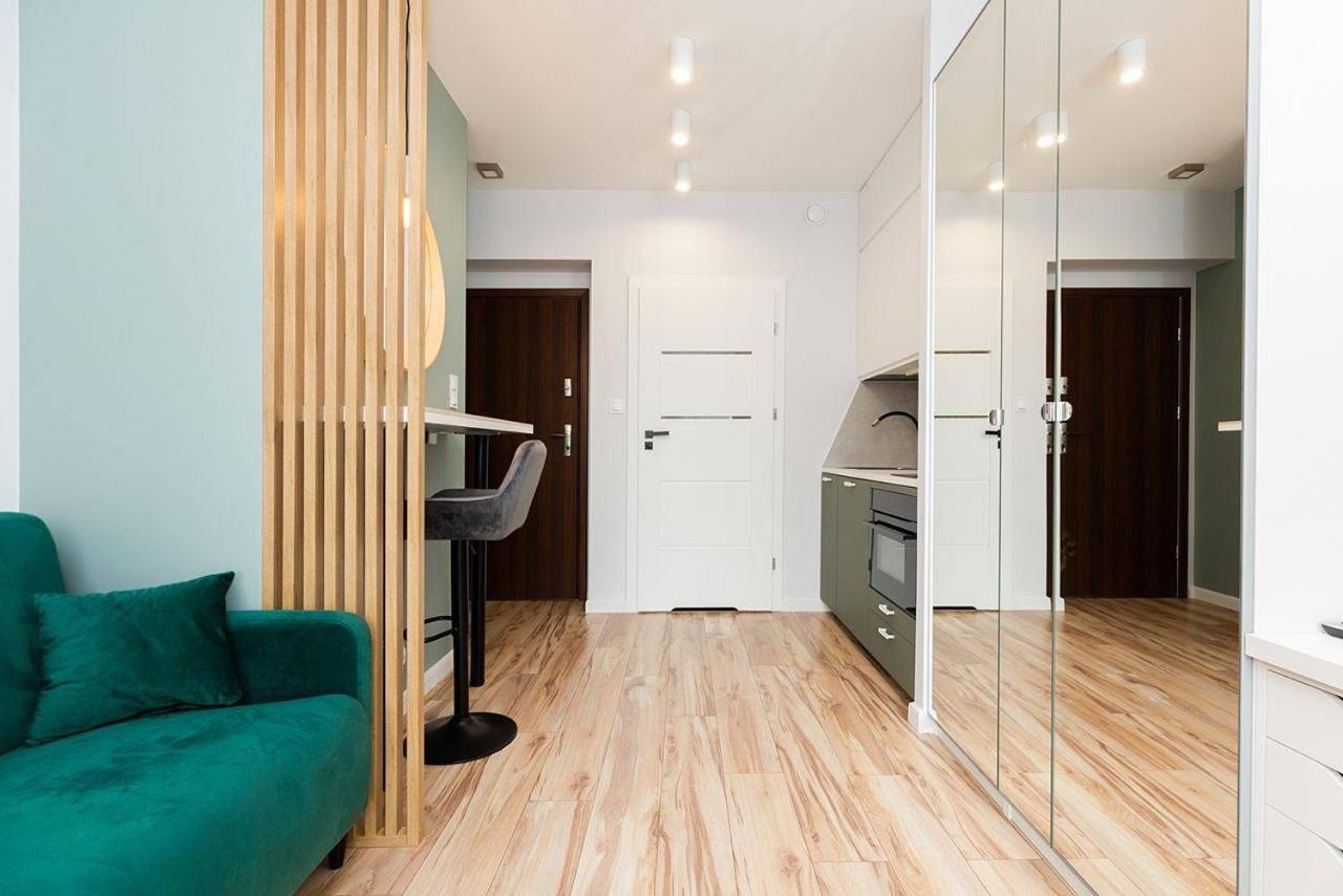 Easy & Comfortable, With Balcony, Very Close To The Center Warsaw Luaran gambar