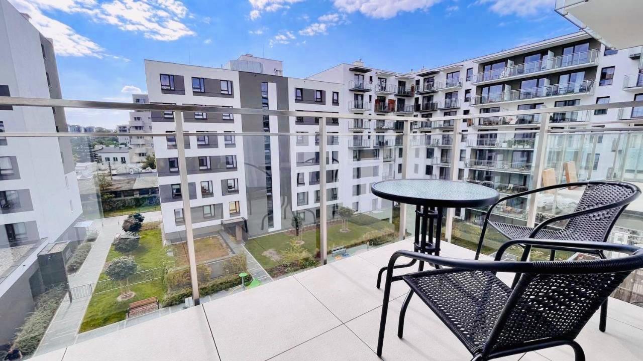 Easy & Comfortable, With Balcony, Very Close To The Center Warsaw Luaran gambar